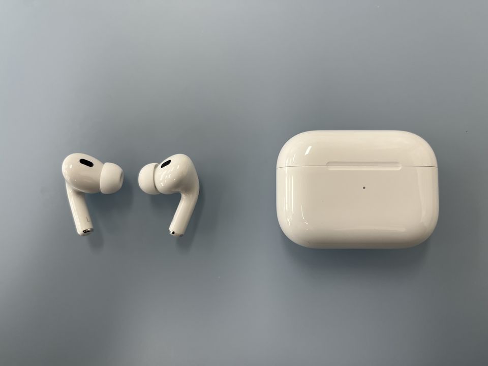 실리콘 이어팁이 장착된 AirPods Pro 2 두 개와 충전 케이스.