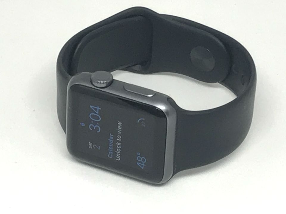 검은 스포츠 밴드를 장착한 38mm 스페이스 그레이 Apple Watch Sport.