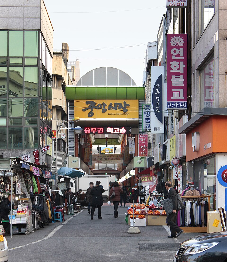 대전 중앙시장 간판 아래의 골목과 상점들