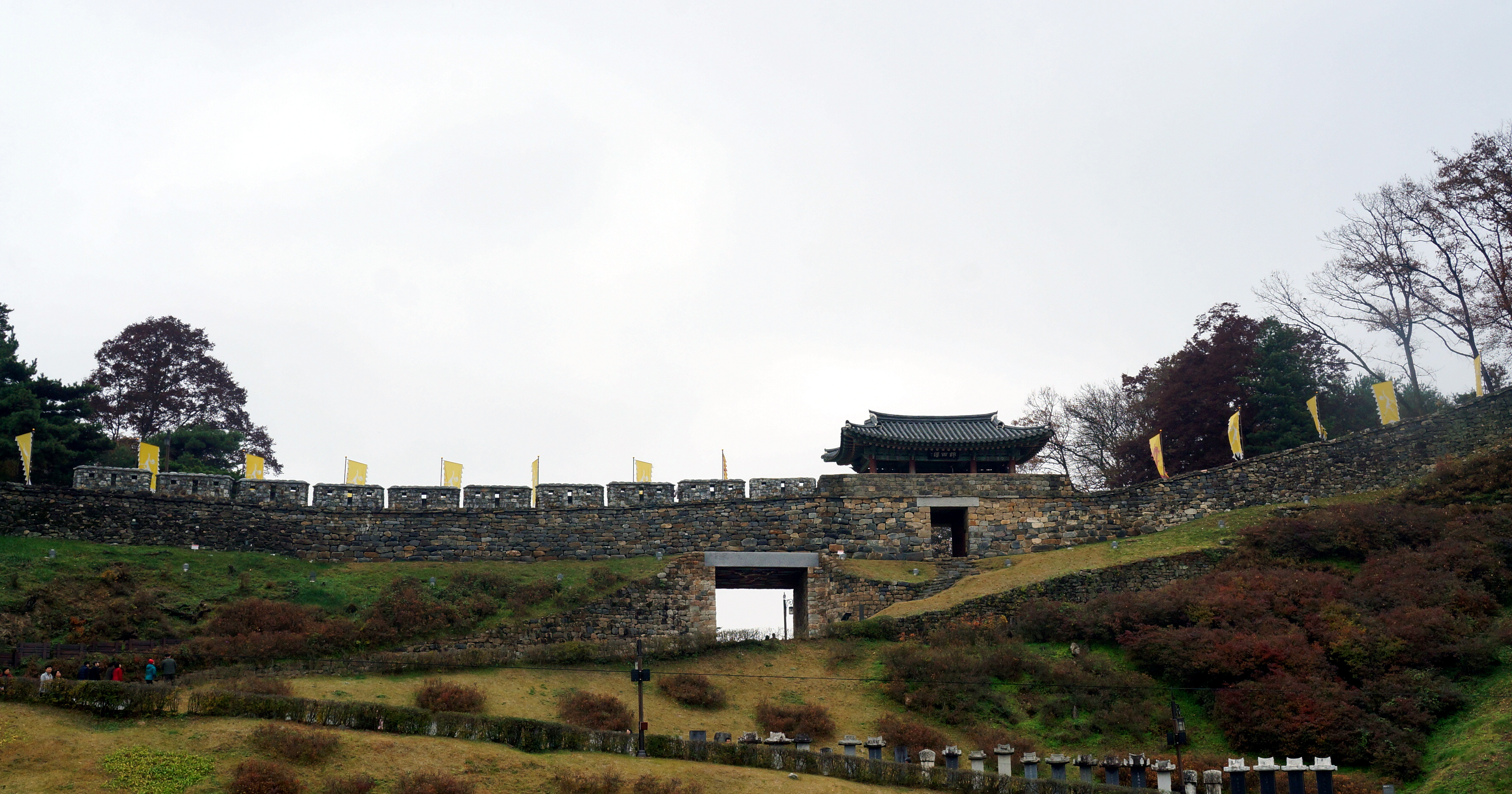 공산성 성벽과 문 · Korearoadtour · 2016-11-19. 과거 장소 사진이며 현재 통행 상태를 나타내지 않습니다.