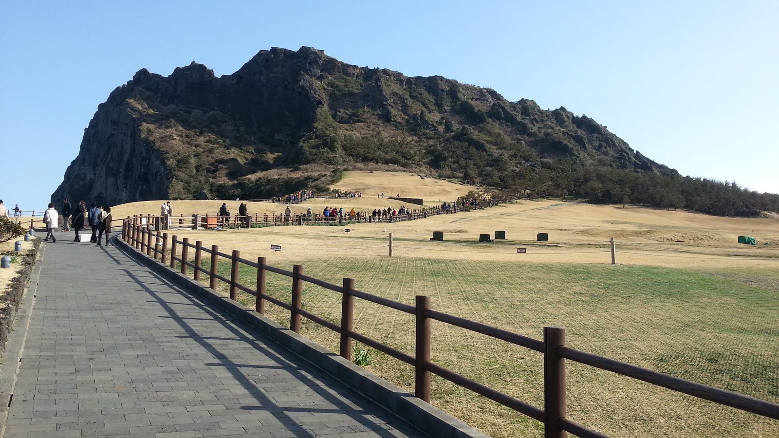 성산일출봉으로 향하는 진입로. 2013년 2월 촬영.