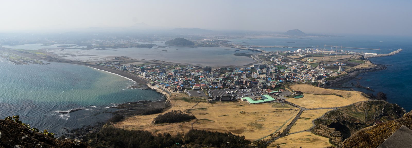 정상에서 바라본 성산 마을과 주변 바다. 2013년 3월 촬영.