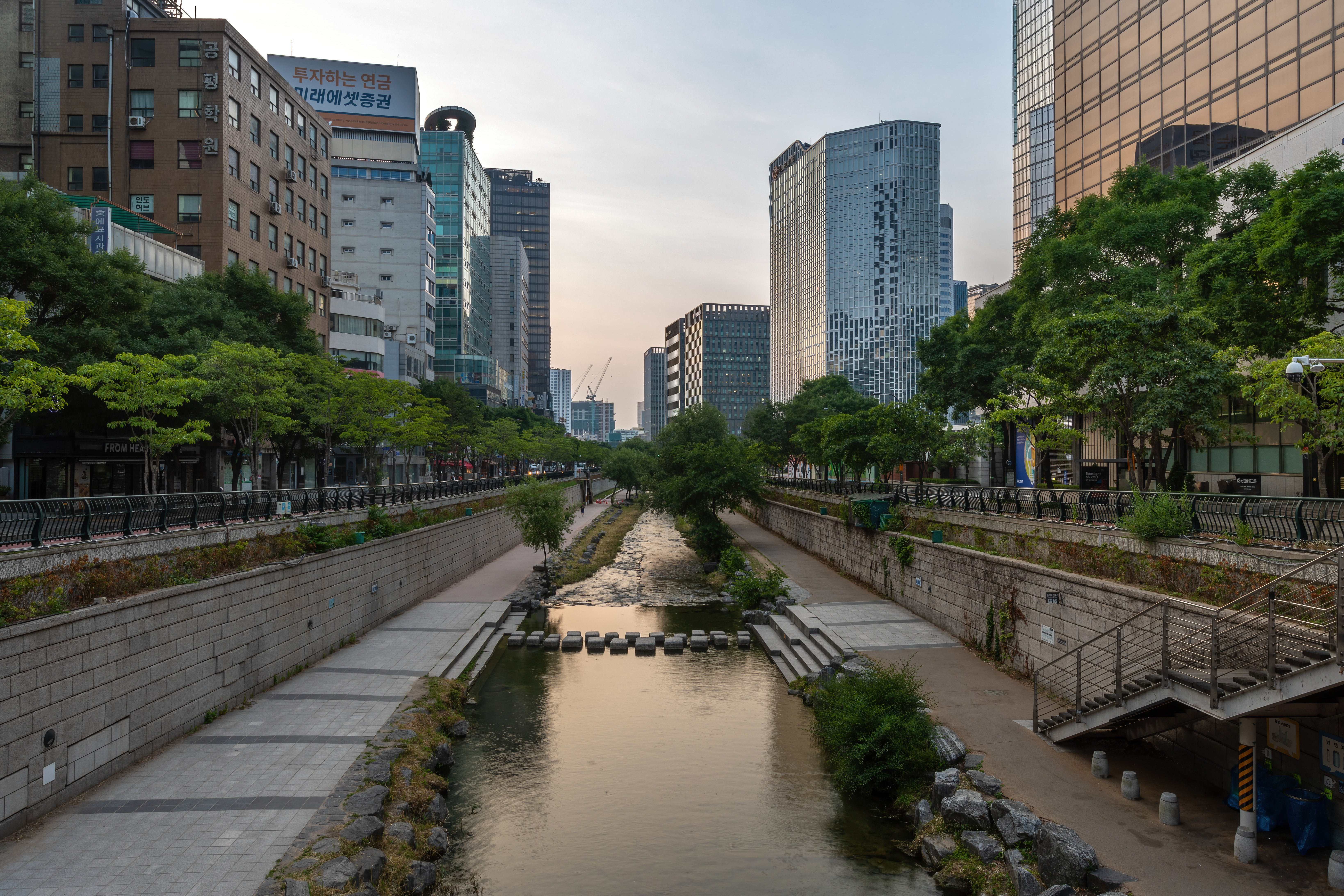 수로 양옆의 낮은 산책로와 지상에서 내려오는 계단, 2024년 일출