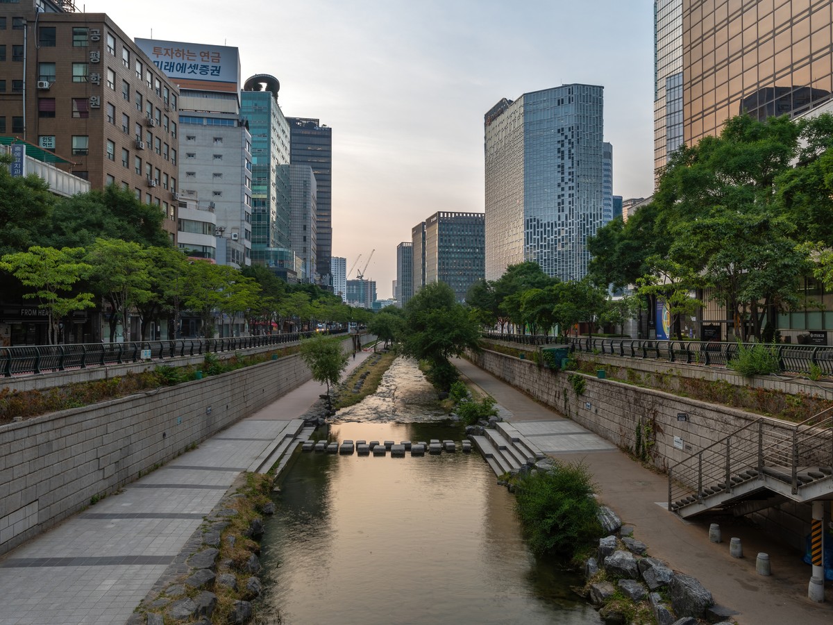 수로 양옆의 낮은 산책로와 지상에서 내려오는 계단, 2024년 일출