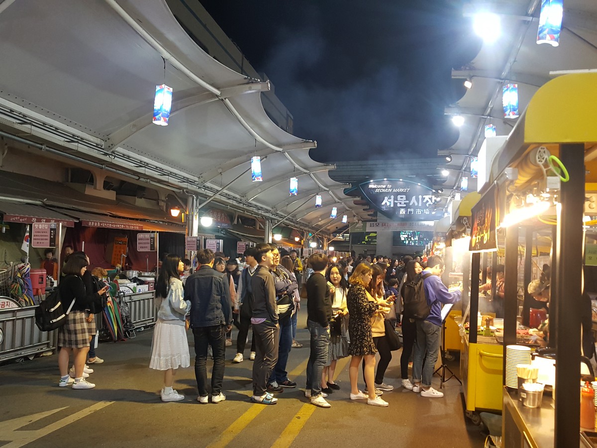 서문야시장, 2017년 4월 7일 촬영. 현재 매대·메뉴·혼잡도와 공연 모습은 아닙니다.