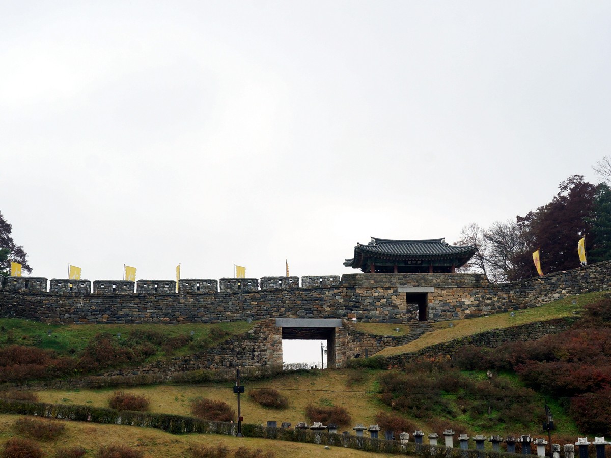 공산성 성벽과 문 · Korearoadtour · 2016-11-19. 과거 장소 사진이며 현재 통행 상태를 나타내지 않습니다.