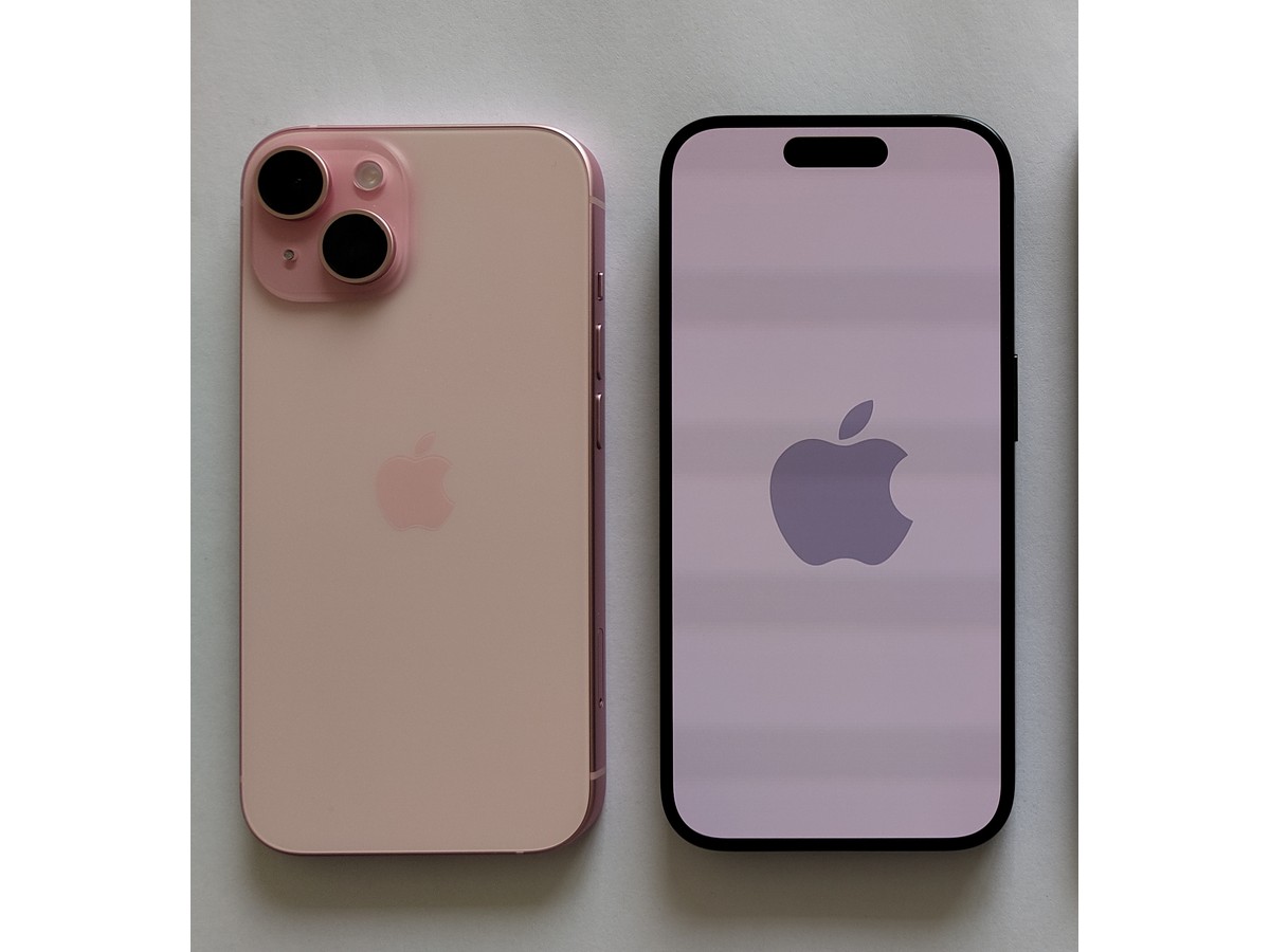 분홍색 iPhone 15의 뒷면과 전면을 보여 주는 출처 사진의 왼쪽 기기 두 대