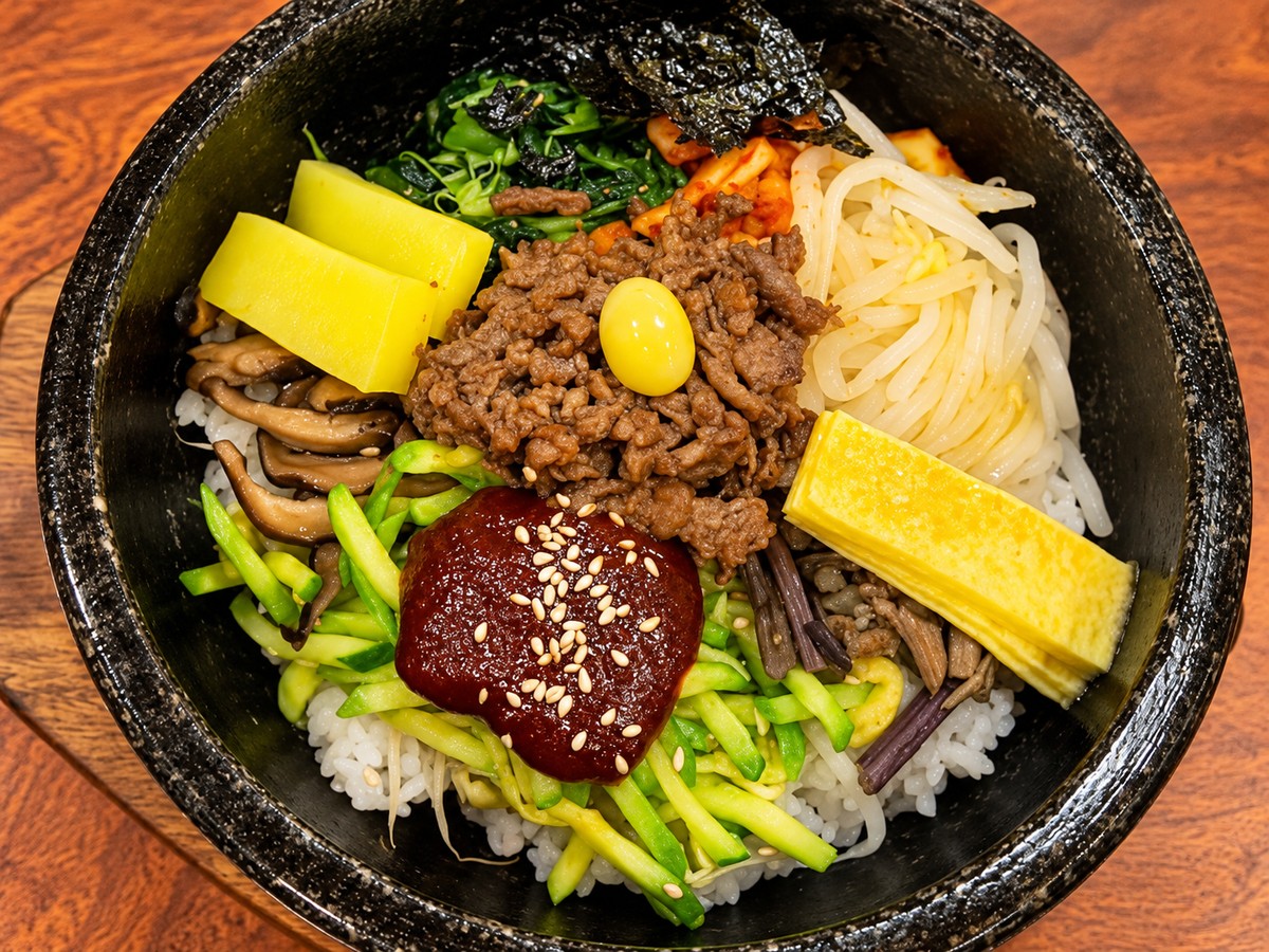 한국집의 익힌 고기 비빔밥 · 2024년 사진 기반 AI 편집 · 호남각 육회 메뉴 사진은 아닙니다.