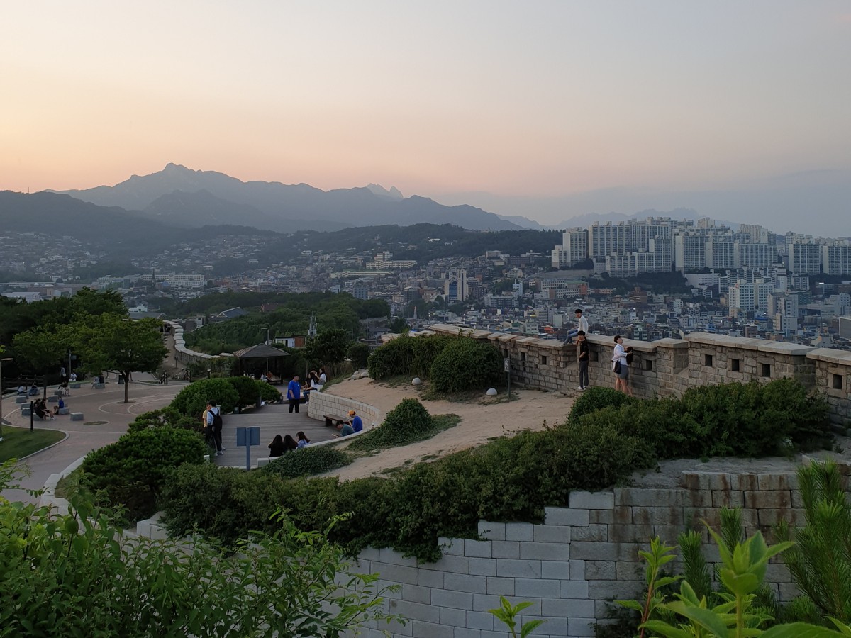 낙산공원의 성곽과 도심 전망 · 2019-07-01