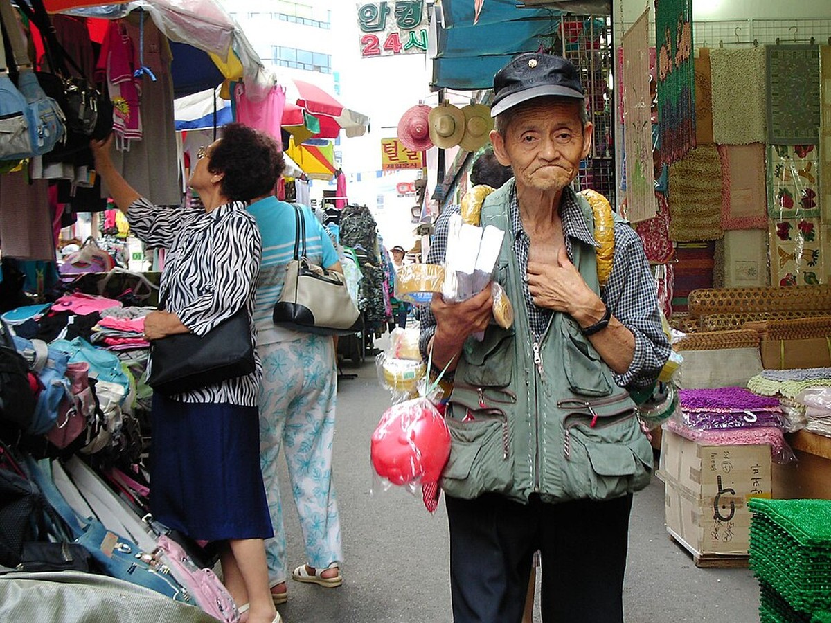 남대문시장 거리 · 꽃시장 매장 내부 사진은 아닙니다. 촬영일 미상(원문 날짜 불일치).