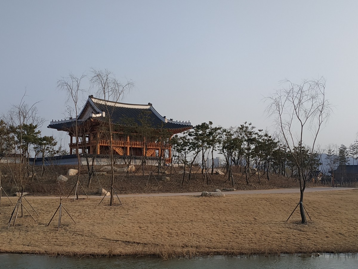 2020년 12월 26일 촬영한 수목원 야외 정자와 연못. 현재의 식재·공사 상황이나 이 글 작성자의 방문 사진이 아닙니다.