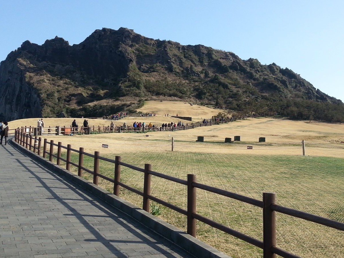 성산일출봉으로 향하는 진입로. 2013년 2월 촬영.