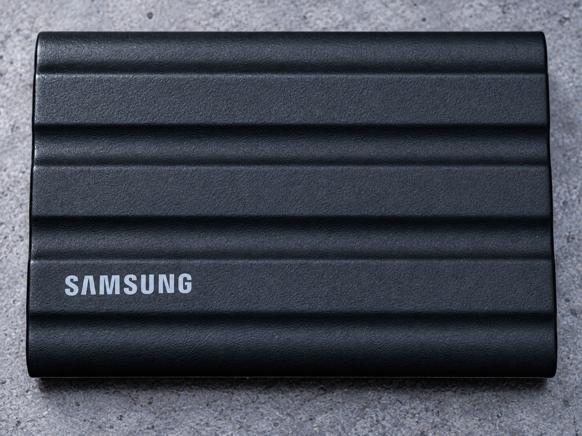 Samsung T7 Shield 4TB · 포맷 설명용 기기 예시 · 원본 사진 기반 AI 편집