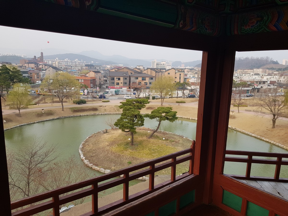 방화수류정 안에서 본 용연 · Clément Chevallier · 2018-03-27 · CC BY-SA 4.0. 과거 장소 사진으로 현재 출입·행사 상태를 뜻하지 않습니다.