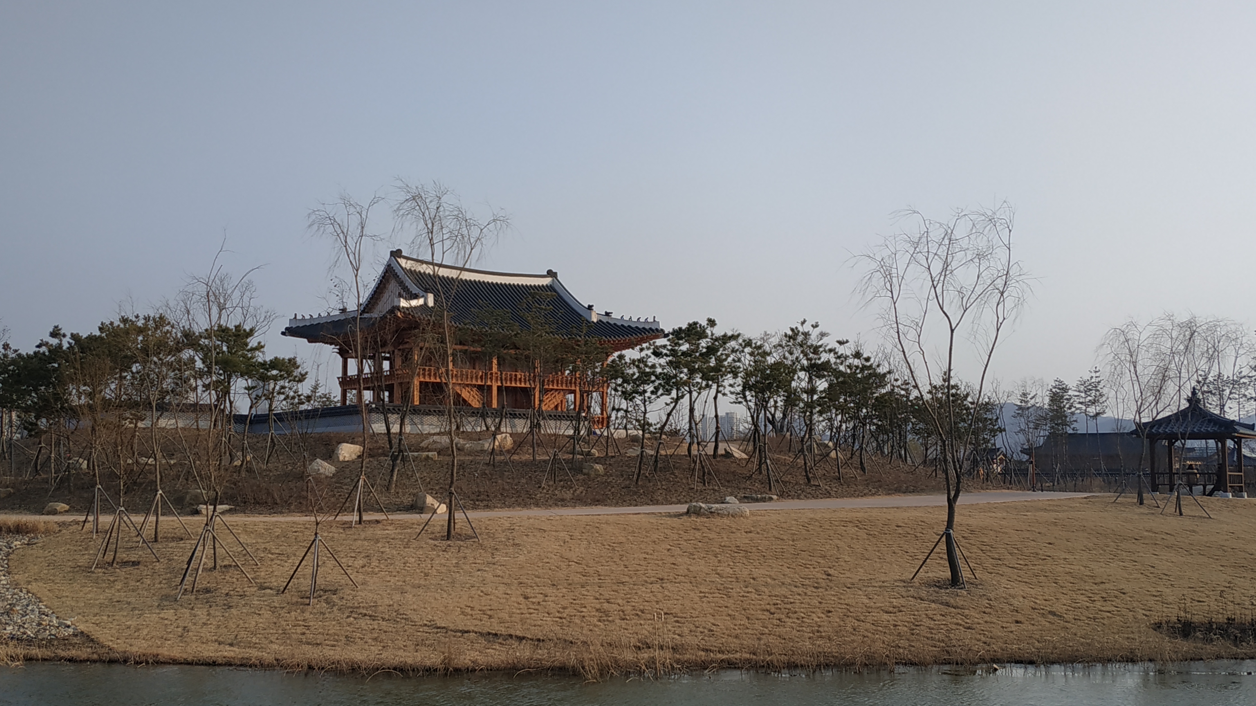 겨울의 국립세종수목원 정자와 연못