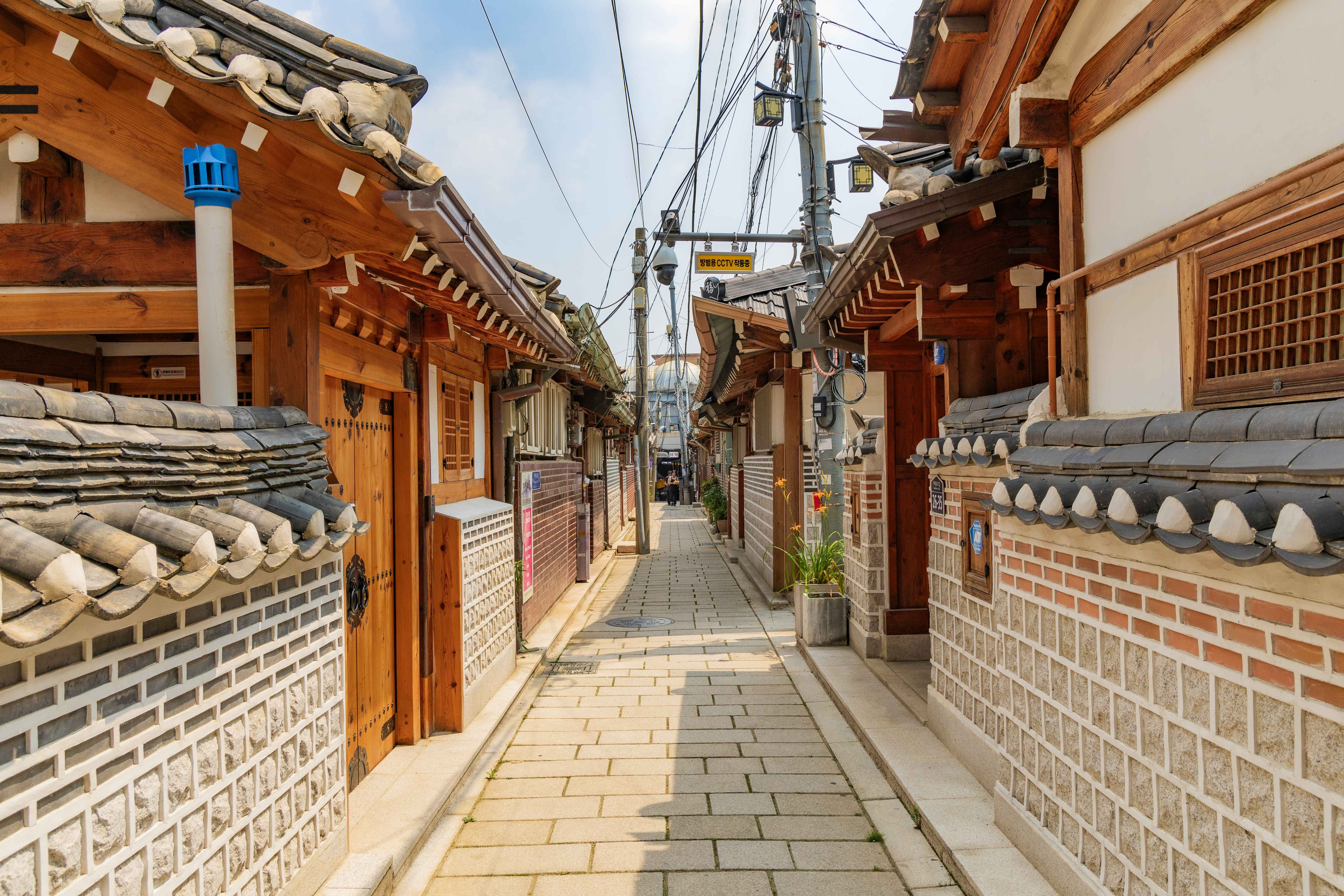 2024년 7월 서촌 누하동 사진입니다. 책방·갤러리·김밥집의 내부나 현재 영업을 보여 주는 사진이 아닙니다.