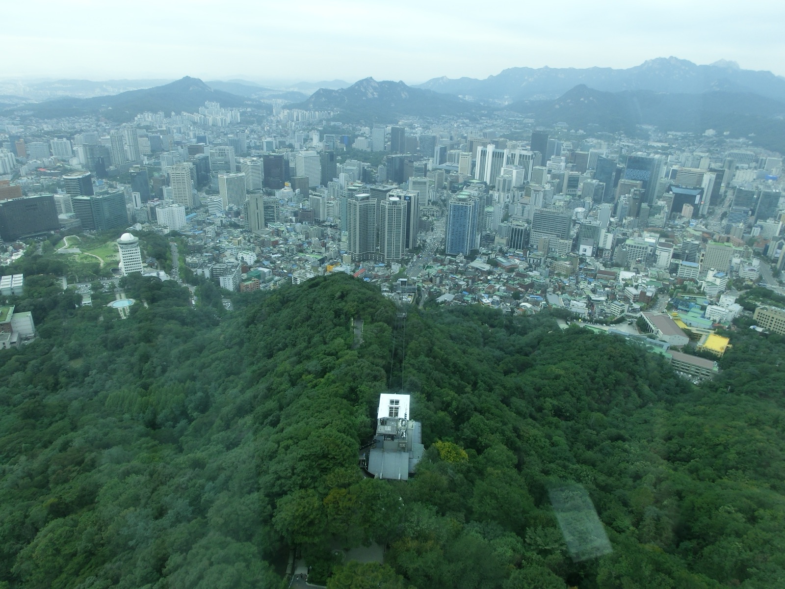 N서울타워 전망대에서 북쪽으로 내려다본 서울 시가지, 2012년 촬영