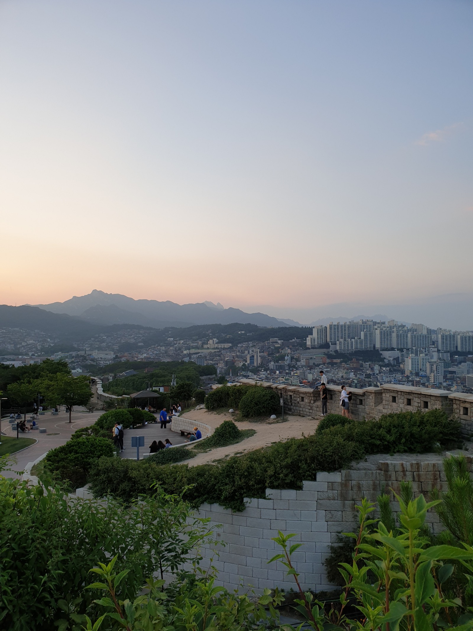 낙산공원의 성곽과 도심 전망 · 2019-07-01