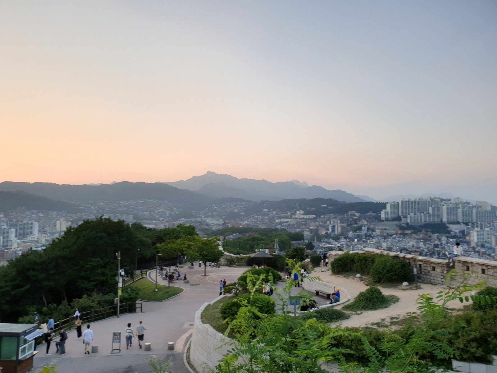 낙산공원의 광장과 도심, 산 능선 · 2019-07-01